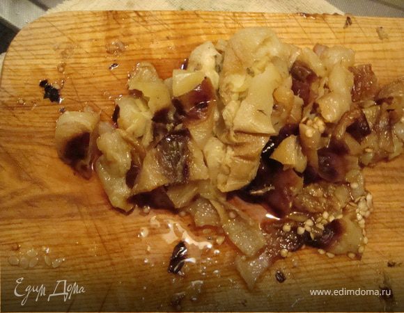 Запеченые овощи вынимаем из духовки, даем немного остыть, с помидоров аккуратно снимаем кожицу, с синеньких тоже и мелко нарезаем все овощи.