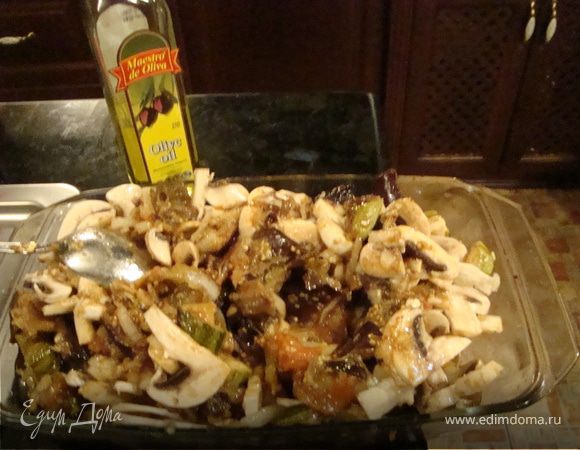 Грибы нарезаем пластинками. Овощи складываем в жароупорную форму, добавляем грибы, премешиваем все.