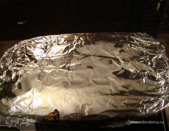 Накрываем форму фольгой плотно и ставим снова все в духовку при температуре 200 градусов запекаем 30 минут.