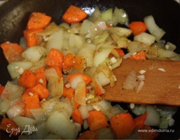 Лук порезать кубиками, морковь на четвертинки круга(так симпатичнее) и обжарить в оливковом масле на сильм огне, когда лук подрумянится добавить мелкопорезанный чеснок.