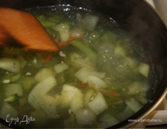 Пока лук, морковка и чеснок жарятся отварить в кастрюле в подсоленой воде стручковую фасоль и половину брокколи.Добавить туда жареную смесь со сковородки.