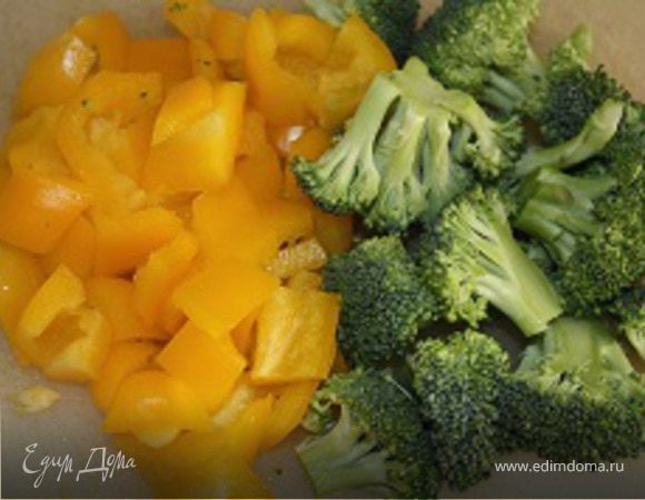 Порезать болгарский перец кубиками и разделить оставшуюся брокколи. Добавить в бульон.