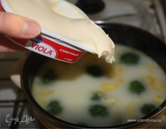 Добавить плавленый сливочный сыр Viola и хорошо размешать до полного растворения. Поварить еще пару минут до готовности болгарского перца.