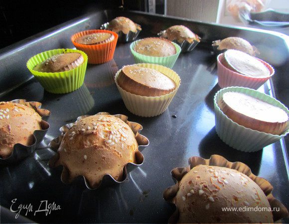 Выпекаем минут 15 при 230С, затем еще минут 15-20 при 180. В первые 15 минут наши булочки очень сильно раздуются и зарумянятся сверху. И еще они начнут очень вкусно пахнуть и как магнитики заманивать домочадцев на кухню. 