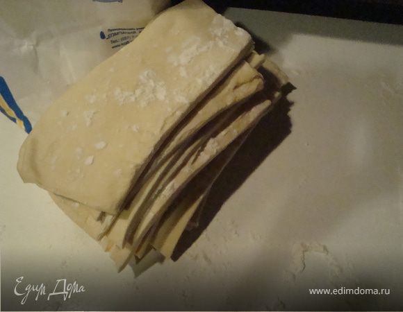 Берем тесто,размораживаем и нарезаем его одинаковыми кусочками прямоугольной формы.