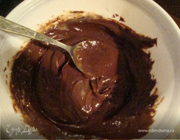 Шоколад растапливаем на паровой бане,для изюминки можно добавит какого нибудь ликера или рома.