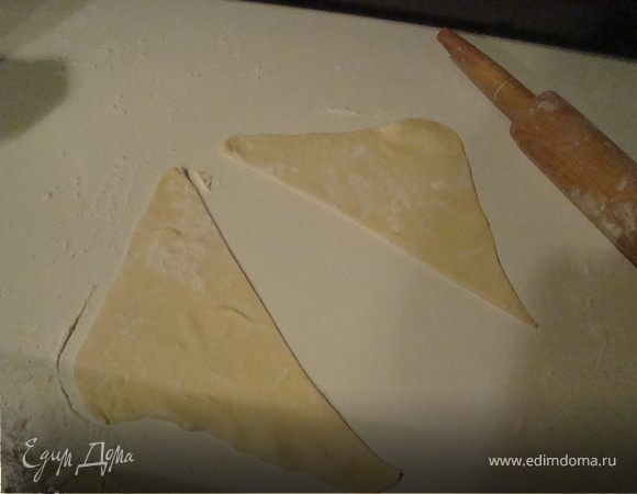 Прямоугольники из теста разрезаем по диогонали пополам.Получаются треугольнички.