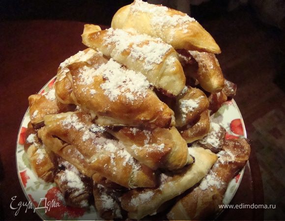 Готовые лепестки выкладываем на тарелку и хорошо присыпаем сахарной пудрой.Приятного чаепития!