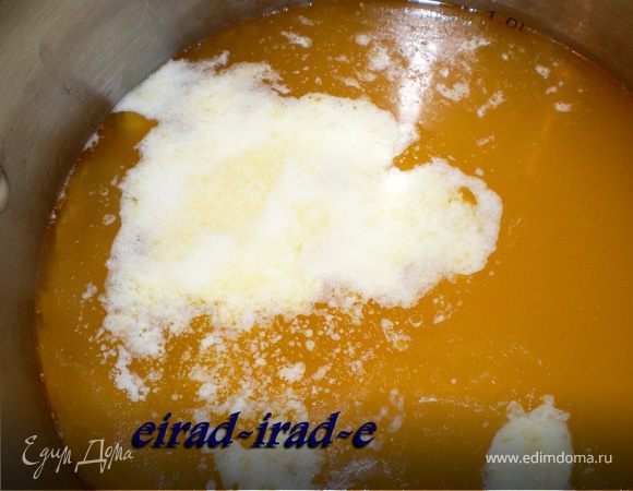 Довести его до кипения.Во время кипения на поверхности масла образуется белая пенка.