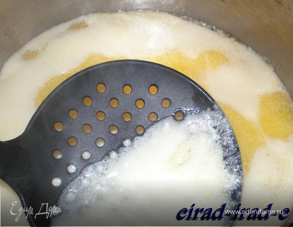 Время от времени снимать отделившеюся пенку на поверхности масла шумовкой.