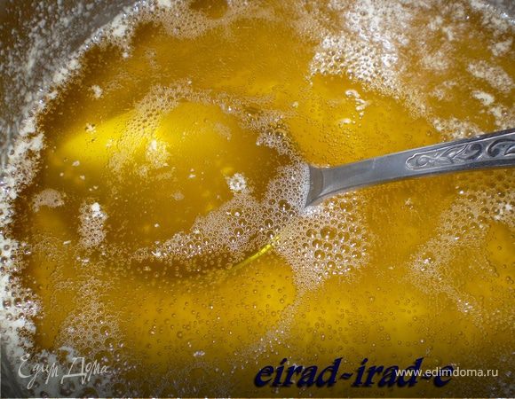 Пока масло томится, его можно аккуратно перемешивать, чтобы образующийся осадок не пригорал ко дну кастрюли.