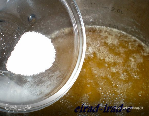 посыпать соль,перемешать .Собрать последнею пенку-корку шумовкой.Убрать с огня,слегка остудить.Масло процедить через сито.