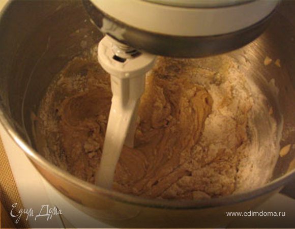 Добавить сухие ингредиенты. Взбить еще 1-2 мин
Выложить в формочки для кексов тесто  на 1/3.Сверху чайную ложку нуги.Сверху снова заполнить тестом но не до самых краев.