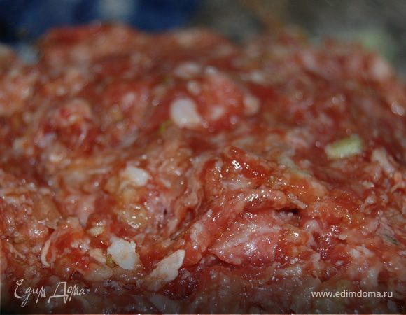 Луковицу мелко нарезаем кубиками,1 дольку чеснока измельчаем смешиваем с фаршем,солим ,перчим и вымешиваем.