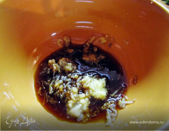 Натереть имбирь до 2 ч.л., добавить соевый соус, перемешать.
