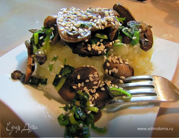 Я готовое блюдо посыпала кунжутом и подавала с картофелным пюре, было вкусно…
