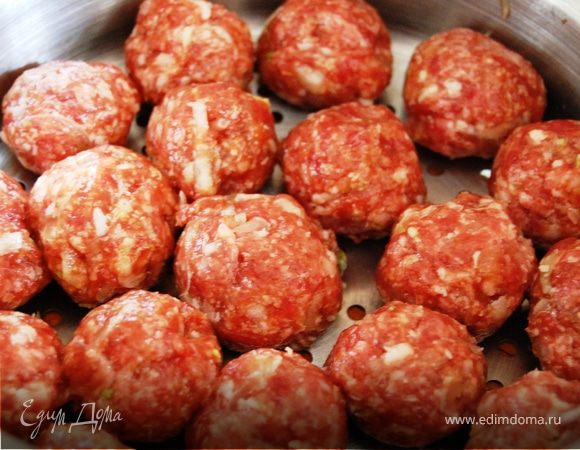 Сформируем из готового фарша тефтельки и приготовим на пару.