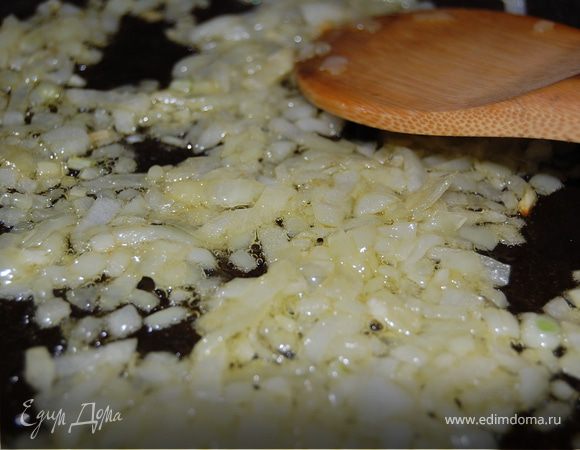 Разогреем сковороду,нальем масла 2-3 ст.ложки.Нарезанный кубиками лук обжариваем,