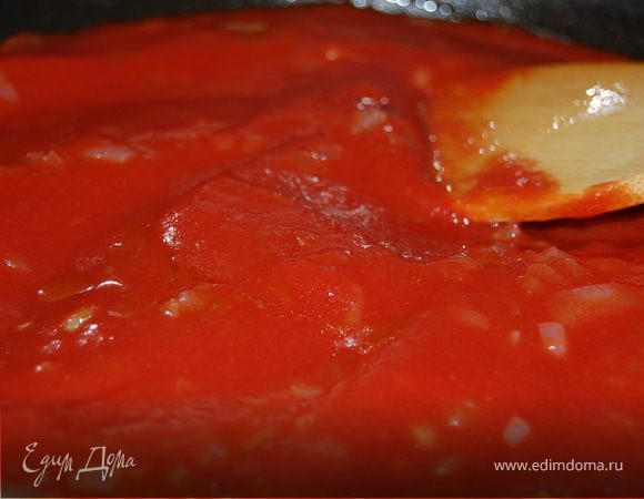 добавляем томатное пюре,специи и тушим на медленном огне мин 30.За 10мин до готовности добавить чеснок пропущенный через пресс.