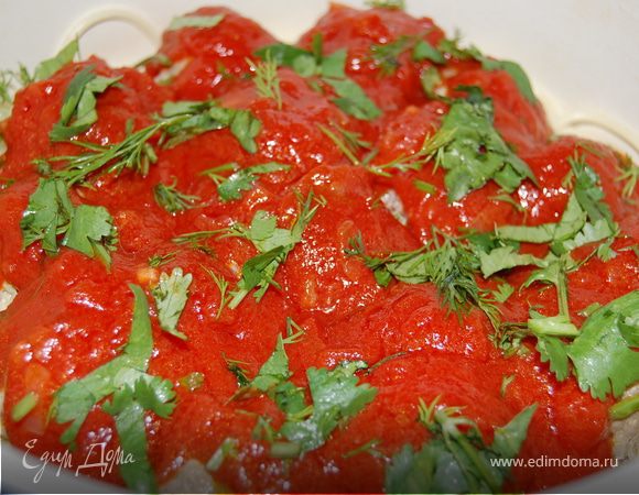 Наливаем в кастрюлю 2 литра воды даем закипеть,солим и отвариваем спагетти до состояния аль денте.Сливаем воду,добавляем 1 ст.л оливкового масла.Сверху выкладываем наши тефтельки,томатный соус  ,
посыпаем рубленной зеленью.