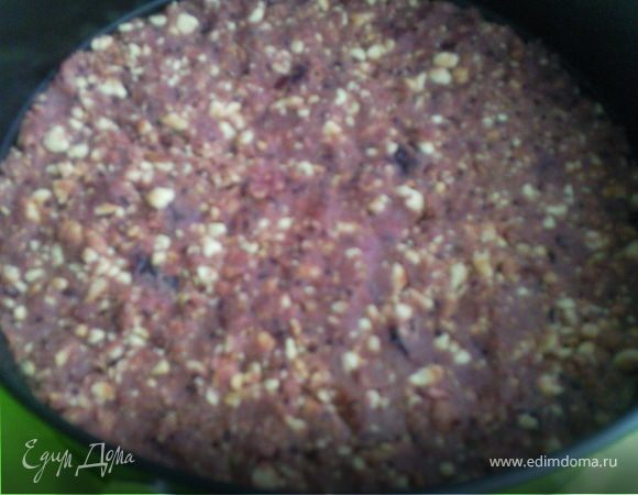 Печенье измельчить в крошку, смешать с желе (вареньем) до вязкого состояния. Выложить на дно формы и разровнять.