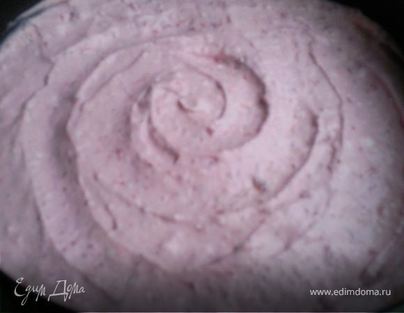 Творожные сырки взбить с клубникой (несколько ягод  оставим для украшения). У меня получилась довольно плотная масса.  Выложить поверх печенья.