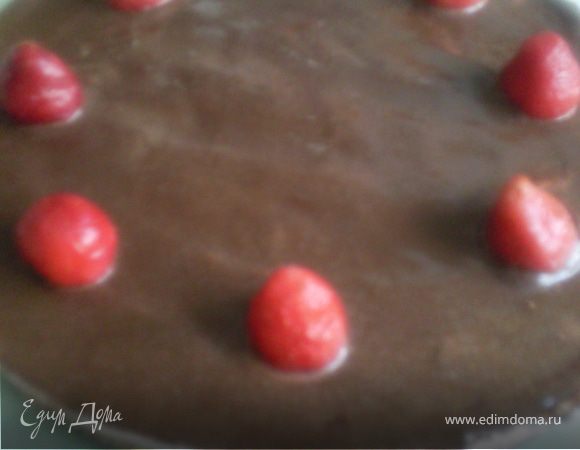 Достаем готовый десерт, украшаем клубникой (мне с удовольствием доча помогала). Можно палочкой нанести узоры.  Приятного чаепития!