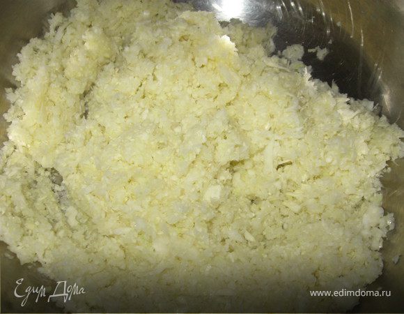 Капусту размельчаем в блендере или в мясорубке. Добавляем соль, перец и вбиваем яйцо. Затем вмешиваем небольшими порцыями муку для однородной концистенции.