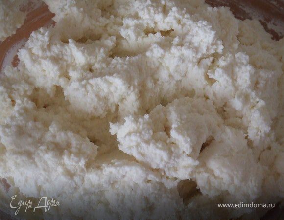 В творог добавить сахарную пудру и масло, перемешать все. 
