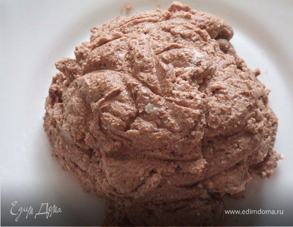 В 1 часть массы обваляем какао, и формируем в кульку.