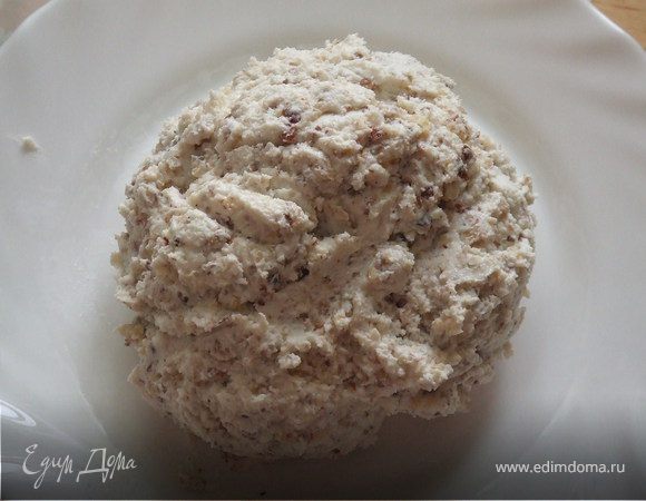 В 2 часть массы добавляем орехи.