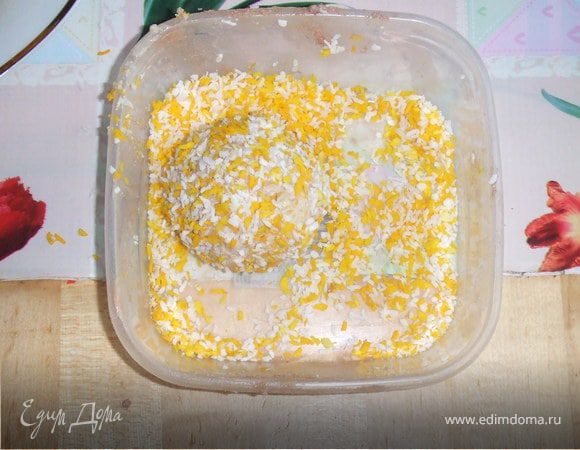 У на получились круглые шарики, которые мы потом заворачиваем в лепешку с какао. А затем обкатываем в кокосовой стружке.