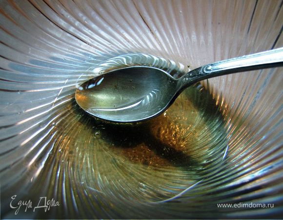 Готовим сироп, для этого тщательно перемешиваем мед и лимон.