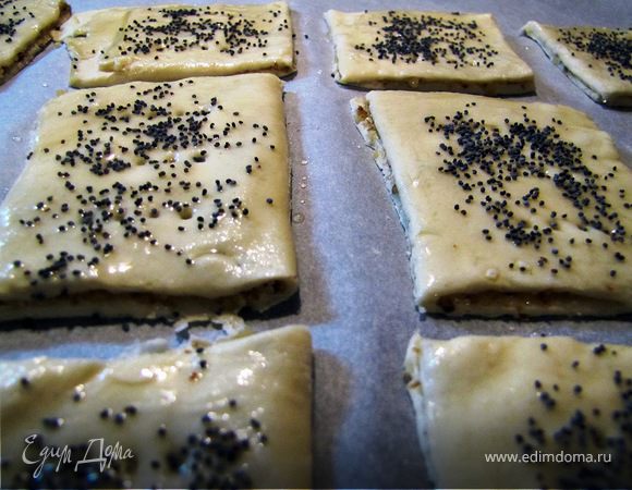 Слойки накалываем вилкой, смазываем сиропом, посыпаем маком.