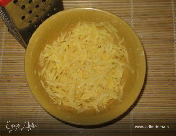 Для начала приготовим картофельные оладьи с сыром. Это будет основа для нашей мини-пиццы. Для этого почистим картофель, и натрем его на крупной терке. 

