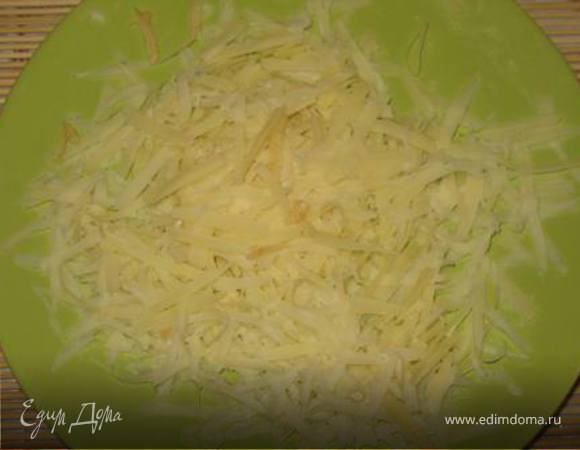 Далее натрем на крупной терке сыр Пармезан.