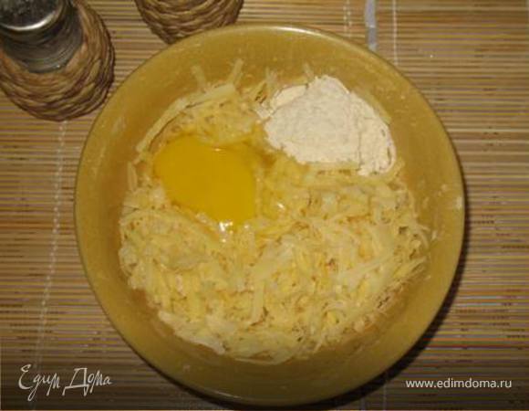 Соединим картофель и сыр, добавим 1 яйцо, муку, перец и соль.