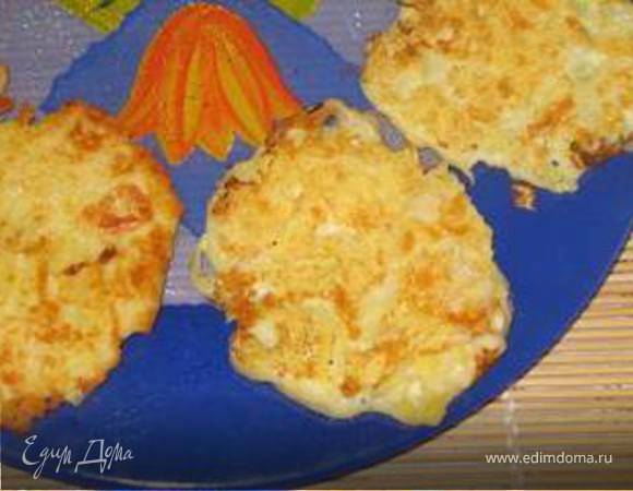 Обжарим картофельно-сырные оладьи на оливковом масле с двух сторон по 2 минуты. Оладьи нужно выкладывать столовой ложкой на горячую сковороду. У меня получилось 8 оладий