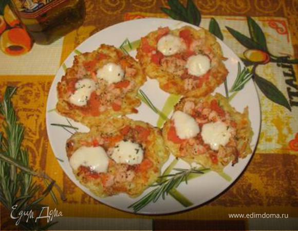 Приготовим начинку для мини-пиццы. Креветки нужно очистить, сбрызнуть оливковым маслом, немного посолить. Помидоры очистить от кожуры, порезать небольшими кубиками. Выложить креветки, помидоры на основу, посыпать прованскими травами. Шарик моцареллы разрезать пополам и выложить на креветки с помидорами. Запекать в духовке 10 минут.