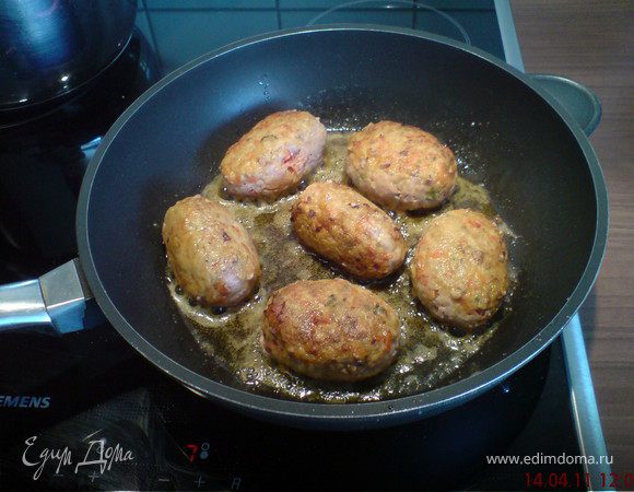 Обвалять их в муке и обжарить в оливковом и сливочном масле.
