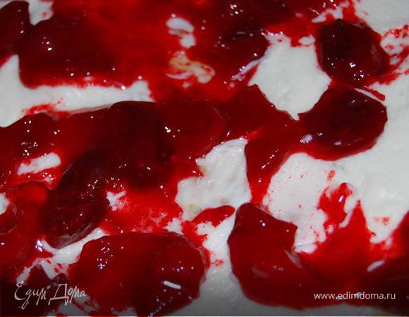 Можно сверху сметанного крема положить еще небольшой слой любого фруктового наполнителя (у меня это,конечно, был кизил:))