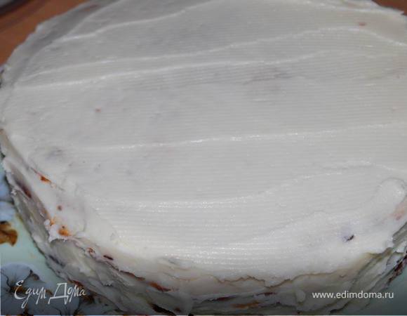 Формируем торт и равномерно распределяем весь крем.