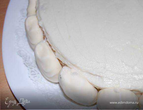 Бока торта декорируем зефиром (половинки). У меня был маленький (диаметр около 5см., в белой глазури)