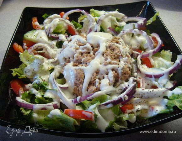 Для заправки смешиваем майонез и оливковое масло и поливаем салат. Немного присаливаем, перчим, и присыпаем сухими травами.
Приятного аппетита!