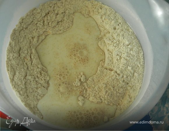 Сделайте в центре углубление и влейте часть молока,смешайте.