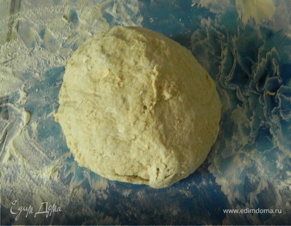 Присыпьте стол мукой выложите тесто и вымесите .Тесто будет не очень плотным и будет липнуть к рукам.