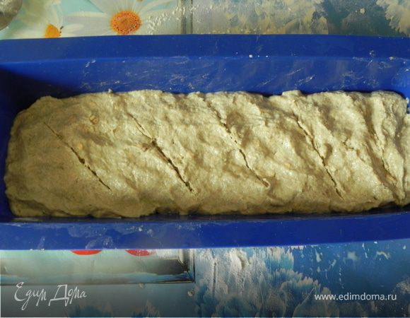 Можно сформировать в шар сделать сверху надрезы и выпекать на пергаменте.А я выпекала в форме.
