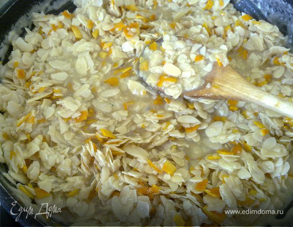 Нагреть духовку до 175 С.
Масло, сахар, ванильный сахар подогреть, варить на медленном огне и постоянно помешивать, пока масса станет коричневого цвета. Подлить сливок и мешать до полного растворения сахара. Добавить миндальные лепестки и апельсиновые цукаты, пока масса станет густой. Сироп останется немного жидковат, так и надо. У меня не было цукатов. Я срезала цедру с трех апельсинов, мелко нарезала, кинула в кипяток и дала покипеть3- мин(чтобы ушла горечь) и эту вареную цедру добавила в печенье.
