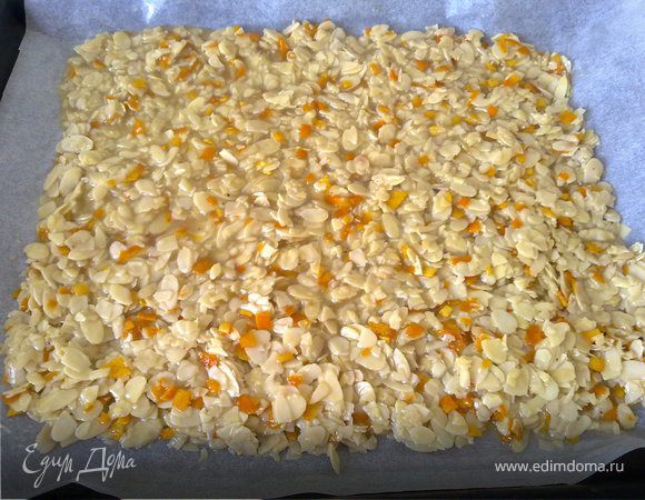 Выложить на противень и выпекать 12-15 мин, пока масса станет золотистого цвета.