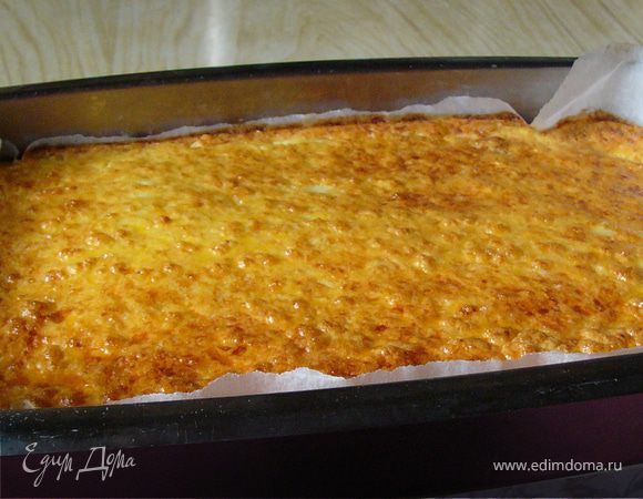 Подходящую по размеру форму выстелить пекарской бумагой, выложить смесь, разровнять и смазать сверху оставшимся взбитым белком для получения аппетитной корочки. Поставить в духовой шкаф при температуре 160-180 градусов примерно на 40 минут. Запеканка готова, как только сверху будет красивая корочка. Подержать минут пятнадцать в выключенной духовке. Подавать со сметаной. Кушайте на здоровье!